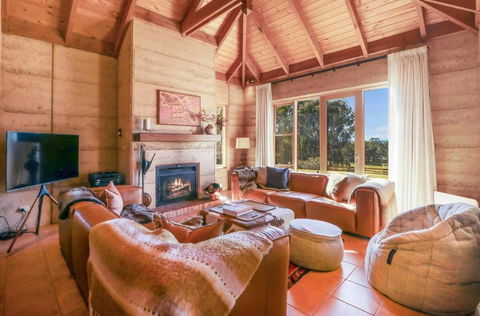 Melliodora - Relax, Unwind & Recharge - Accommodation Redcliffe 2