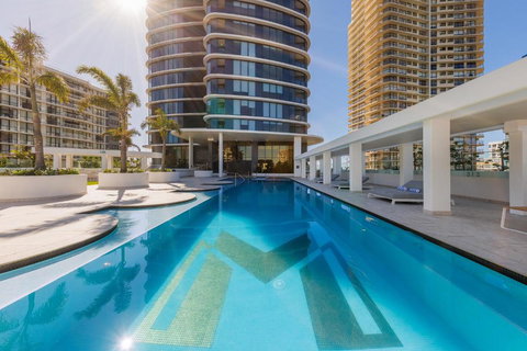 Meriton Suites Surfers Paradise - Accommodation Redcliffe 1