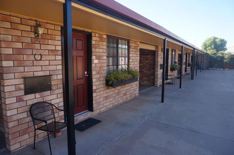 Miles Outback Motel - Accommodation Redcliffe 0