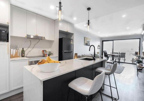 Modern 2-Bed 2-Bath - Walk To Hospital & Westfield - Accommodation Redcliffe 0