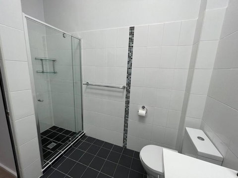 Modern 2 Bedroom Warehouse Conversion - Accommodation Redcliffe 2