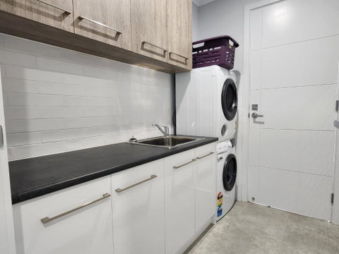 Minutes To The Beach! King Bed With TV, Spa Bath - Accommodation Redcliffe 2