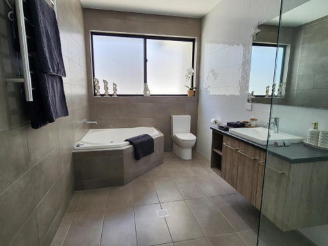 Minutes To The Beach! King Bed With TV, Spa Bath - Accommodation Redcliffe 1