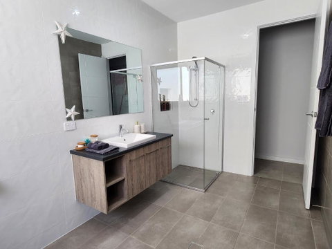 Minutes To The Beach! King Bed With TV, Spa Bath - Accommodation Redcliffe 3
