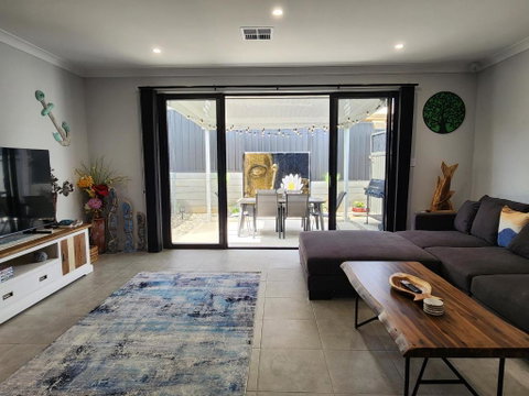 Minutes To The Beach! King Bed With TV, Spa Bath - Accommodation Redcliffe 0