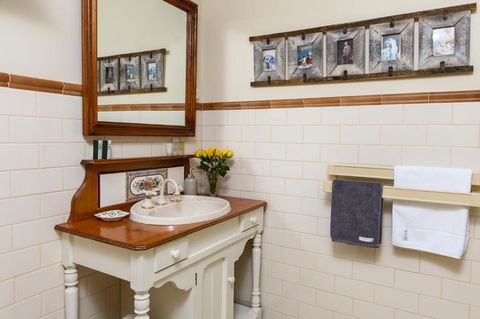 Miriams Cottage - Accommodation Redcliffe 3