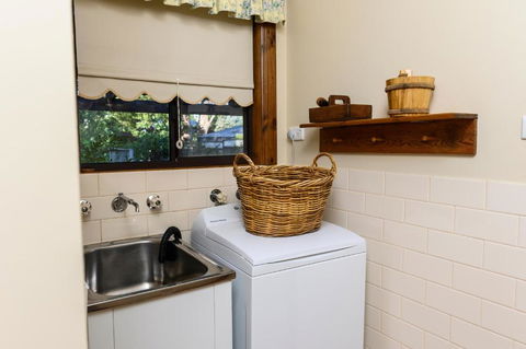 Miriams Cottage - Accommodation Redcliffe 2