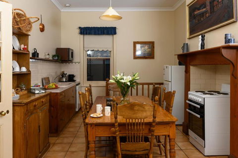 Miriams Cottage - Accommodation Redcliffe 1