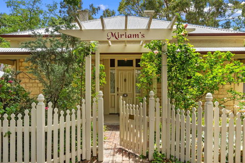 Miriams Cottage - Accommodation Redcliffe 0