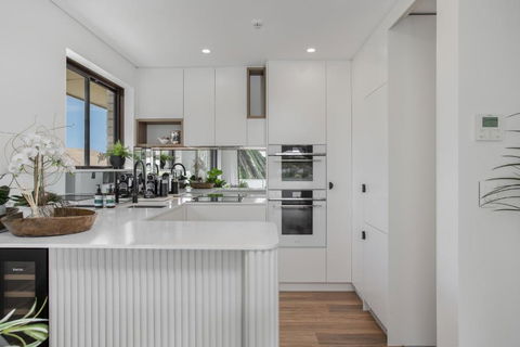 Modern, North-east Facing, 2-bed Apartment - Accommodation Redcliffe 2