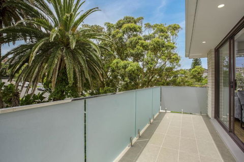 Modern, North-east Facing, 2-bed Apartment - Accommodation Redcliffe 3