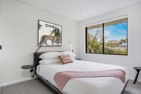 Modern, North-east Facing, 2-bed Apartment - Accommodation Redcliffe 1