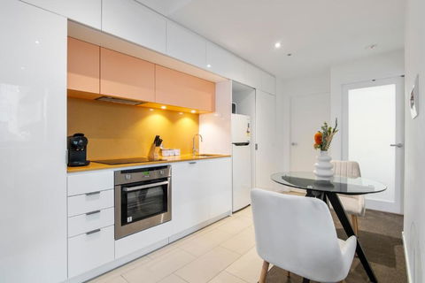 Modern 2BR Apt W City Views, Balcony & Wi-Fi - Accommodation Redcliffe 1