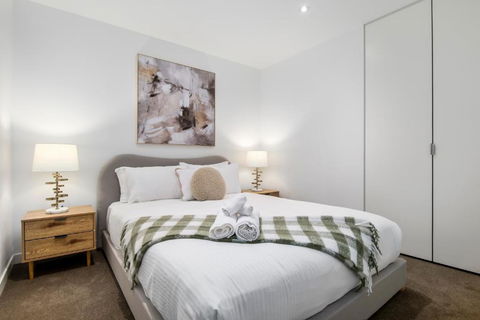 Modern 2BR Apt W City Views, Balcony & Wi-Fi - Accommodation Redcliffe 3