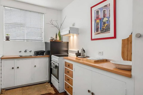 Modern City-Fringe Apartment In New Town - Accommodation Redcliffe 3