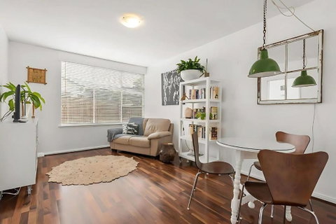 Modern City-Fringe Apartment In New Town - Accommodation Redcliffe 0