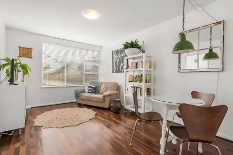 Modern City-Fringe Apartment In New Town - Accommodation Redcliffe 2