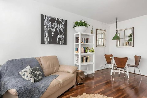 Modern City-Fringe Apartment In New Town - Accommodation Redcliffe 1