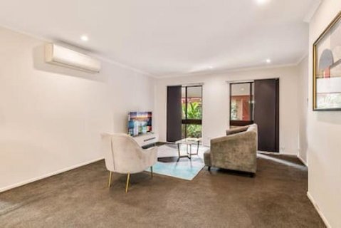 Modern Comfort Retreat 4Bed Cozy Haven W Pool - Accommodation Redcliffe 1