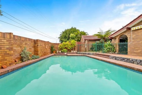 Modern Comfort Retreat 4Bed Cozy Haven W Pool - Accommodation Redcliffe 2