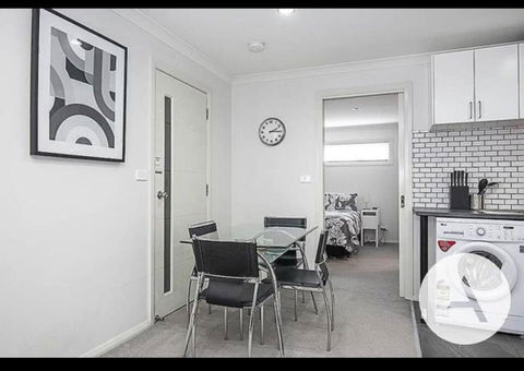 Modern Cottage Central Location - Accommodation Redcliffe 2