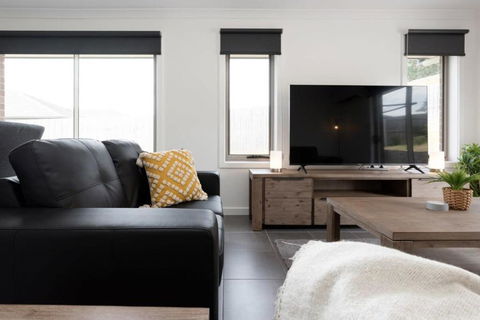 Modern Delight: Cosy Home With Parking - Accommodation Redcliffe 0