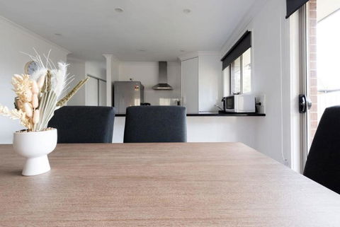 Modern Delight: Cosy Home With Parking - Accommodation Redcliffe 3