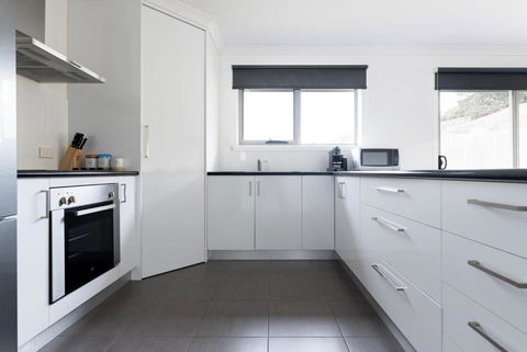 Modern Delight: Cosy Home With Parking - Accommodation Redcliffe 2