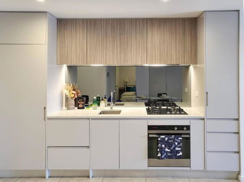 Modern Elegance: 2 Bedroom Oasis W/ Free Parking - Accommodation Redcliffe 1