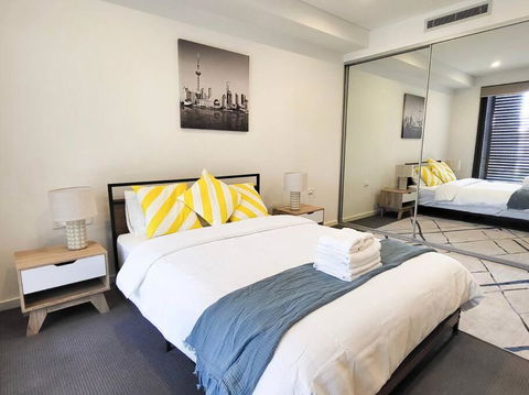 Modern Elegance: 2 Bedroom Oasis W/ Free Parking - Accommodation Redcliffe 0