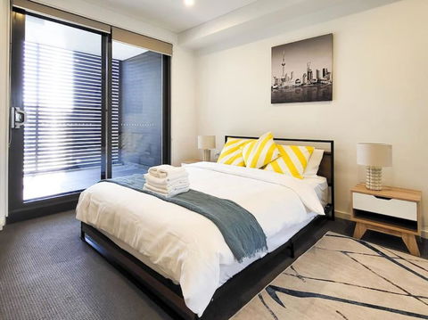 Modern Elegance: 2 Bedroom Oasis W/ Free Parking - Accommodation Redcliffe 2