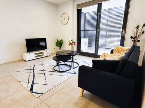 Modern Elegance: 2 Bedroom Oasis W/ Free Parking - Accommodation Redcliffe 3