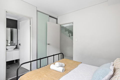 Modern Ensuite Queen Room - Serene Spot At Revesby - Accommodation Redcliffe 1