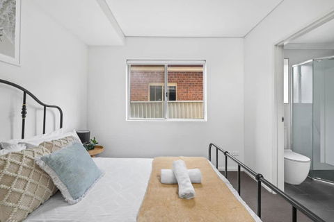 Modern Ensuite Queen Room - Serene Spot At Revesby - Accommodation Redcliffe 2