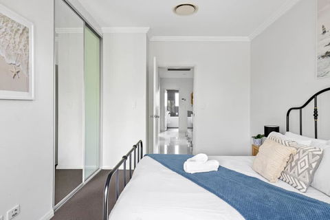 Modern Ensuite Queen Room - Serene Spot At Revesby - Accommodation Redcliffe 3