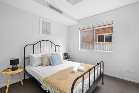 Modern Ensuite Queen Room - Serene Spot At Revesby - Accommodation Redcliffe 0