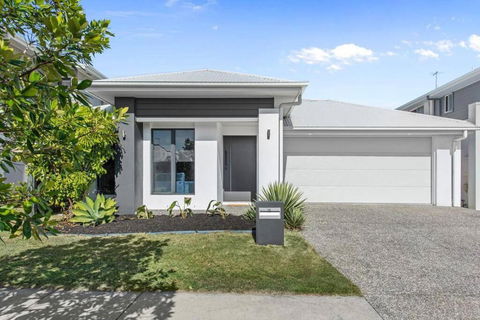 Modern Family Buccaneer - Accommodation Redcliffe 2