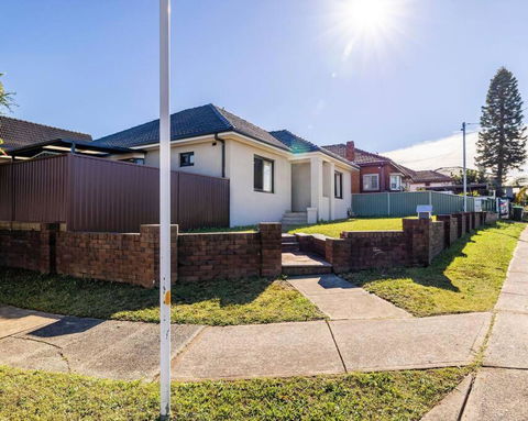 Modern Home In The Heart Of Bankstown - Accommodation Redcliffe 3