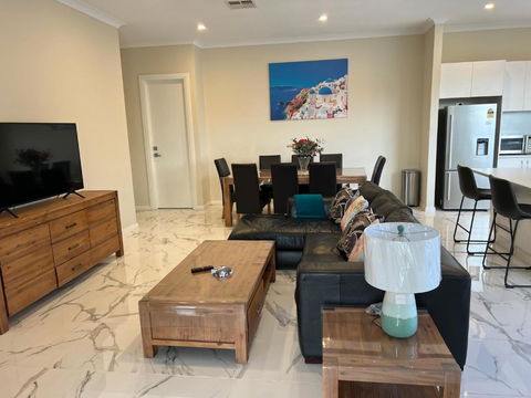 Modern House Between Airport And Sea - Accommodation Redcliffe 1