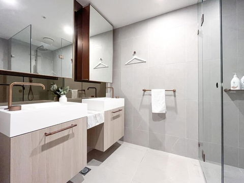 Modern Luxury 2B2B Sky Garden SmartTV - Accommodation Redcliffe 1