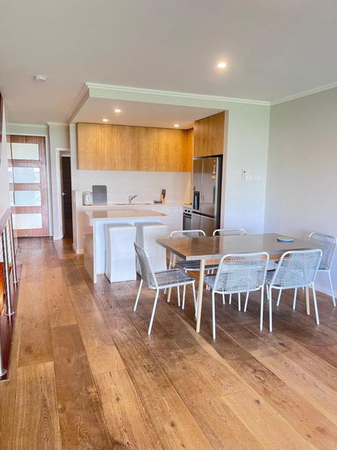 Near New 4br Townhouse Next To Shopping Mall - Accommodation Redcliffe 2