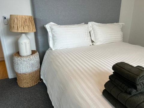 NEW BOUTIQUE 1bd Apt - Accommodation Redcliffe 3