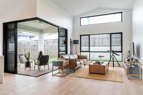 New Designer Built Boutique Holiday Home Heathwood - Accommodation Redcliffe 1