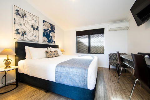 New England Motor Lodge - Accommodation Redcliffe 0