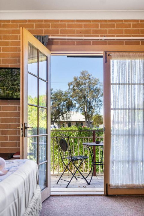 New Inn Motel - Accommodation Redcliffe 0