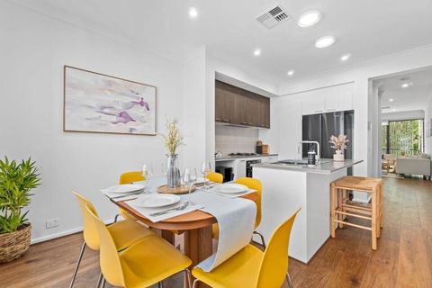 New Luxury Stylish Elegant Townhouse For Families - Accommodation Redcliffe 2