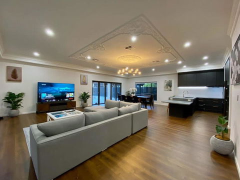 New Spacious Luxury 5 Bedroom Mansion In Unley - Accommodation Redcliffe 3