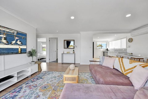 New Property Seabreeze Bungalow - Lakeview Sunset Delight At Sunshine On Lake Macquarie - Accommodation Redcliffe 3