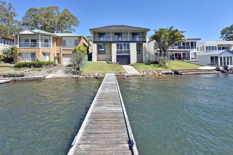New Property Silverwater Serenity Shores Absolute Waterfront On The Lake - Accommodation Redcliffe 0