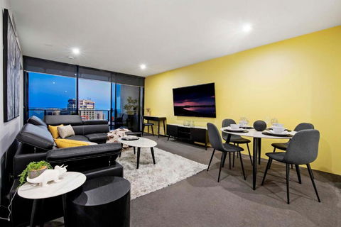 OCEAN VIEW - One Bedroom Spa Apartment - Circle On Cavill - Self Contained, Privately Managed - Accommodation Redcliffe 2